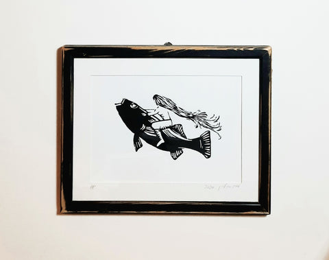 אישה רוכבת על דג || הדפס במסגרת עץ צבועה שחור - נמכר