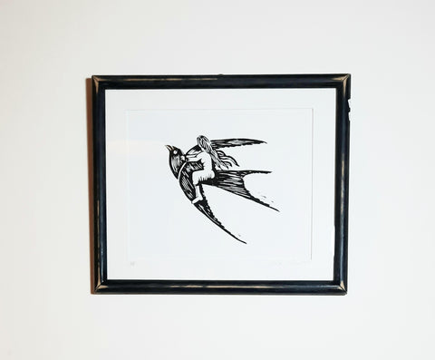אישה רוכבת על ציפור || הדפס במסגרת עץ צבועה שחור - נמכר